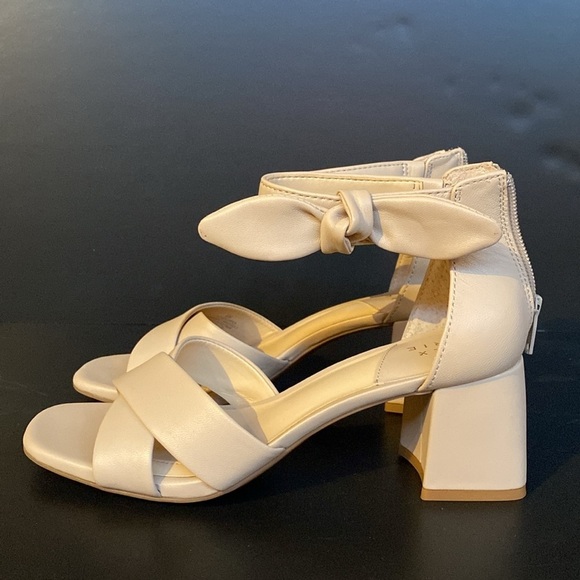 Alex Marie Adeline Leather Bow Block Heel Sandals Bisque Sz 6 - Picture 4 of 8